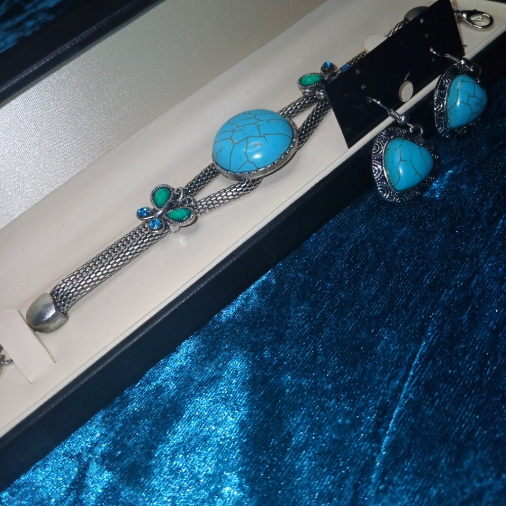 Stunning Turquoise and Silver Costume Jewelry Set